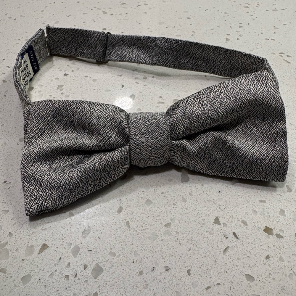 Sophisticated Vintage Gray Patterned Silk Bow Tie